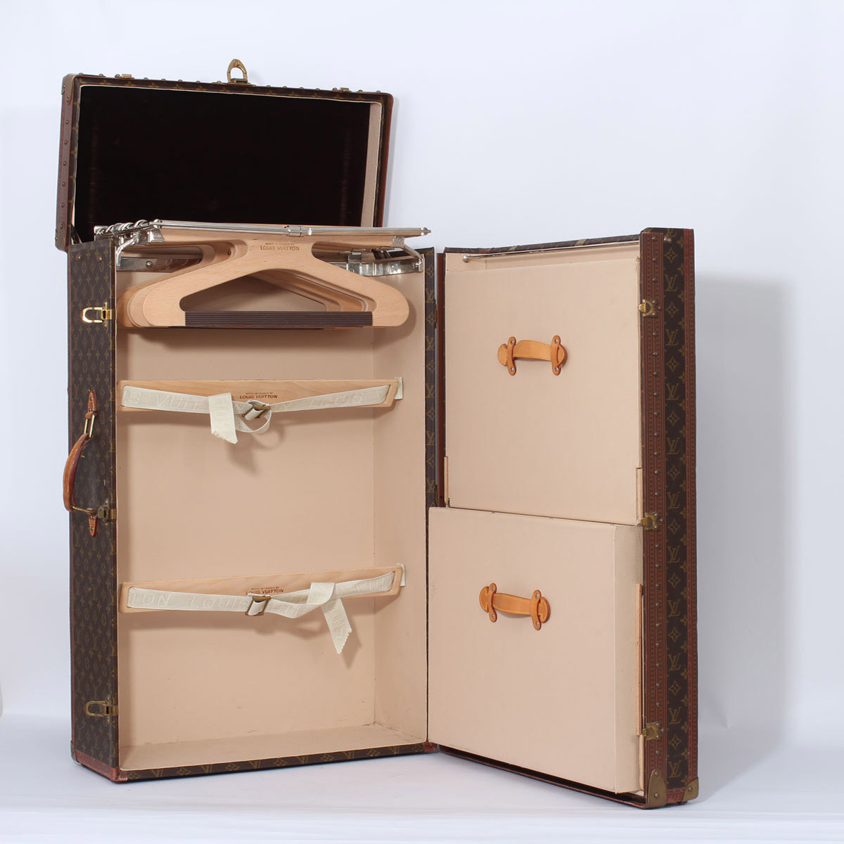 Louis Vuitton Essential V D'oro Metallo ref.82164 - Joli Closet